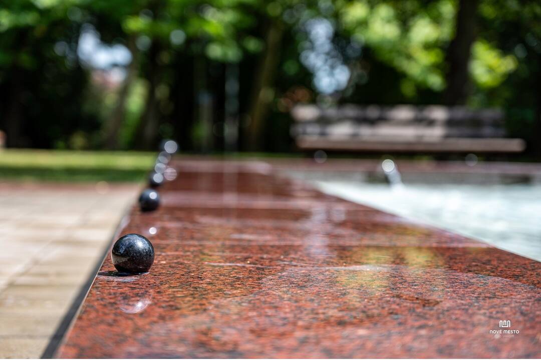 FOTO: Fontána v Novom Meste nad Váhom je opätovne spustená. Vyžadovala si rekonštrukciu, foto 10