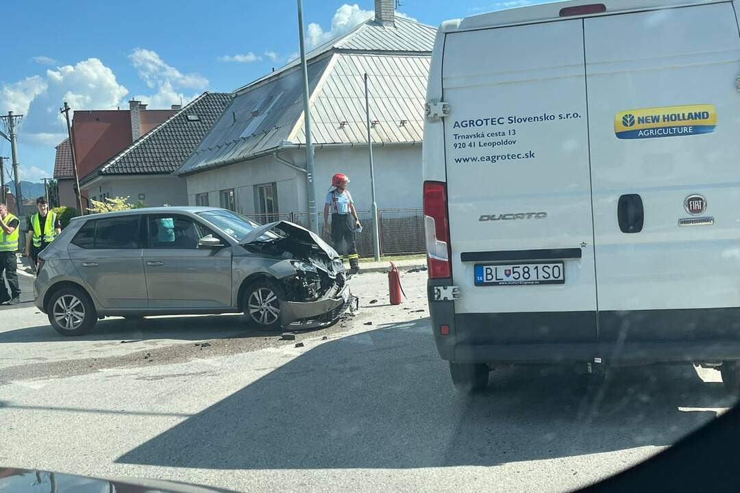 FOTO: Vážna dopravná nehoda v Trenčíne. Auto skončilo prevrátené na streche, foto 1