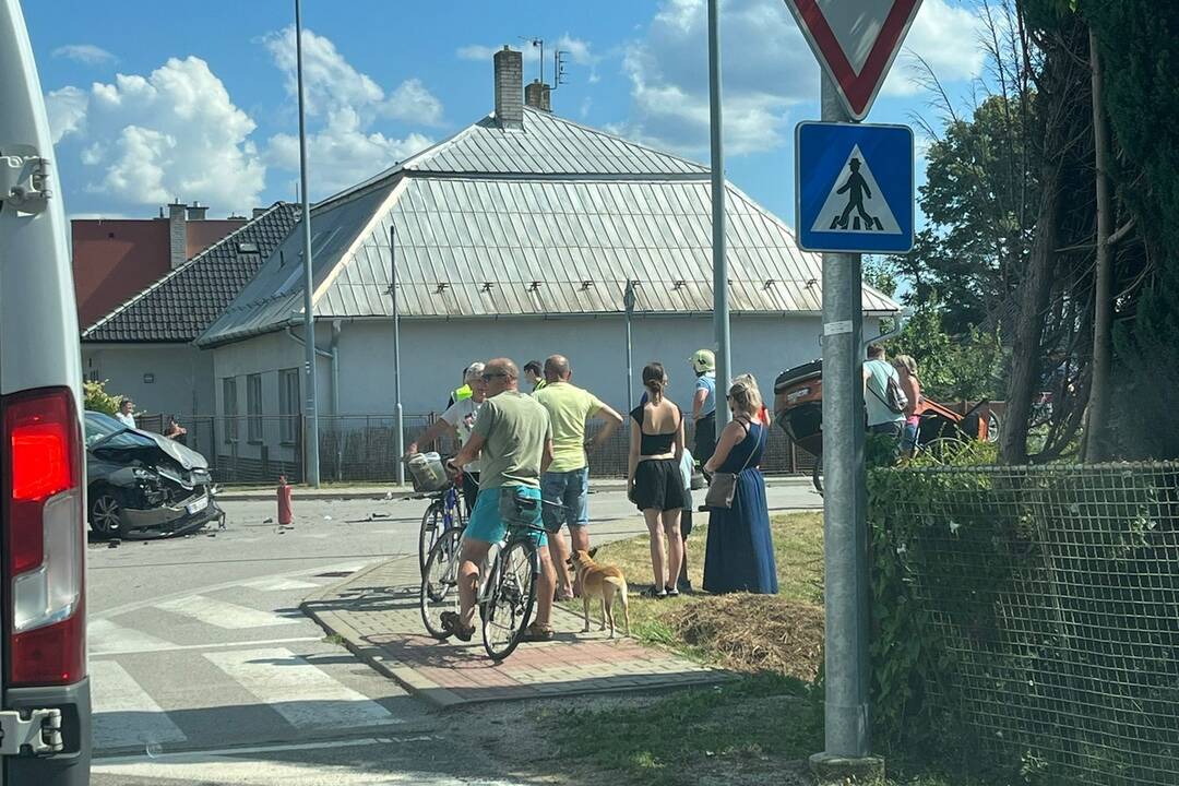 FOTO: Vážna dopravná nehoda v Trenčíne. Auto skončilo prevrátené na streche, foto 2