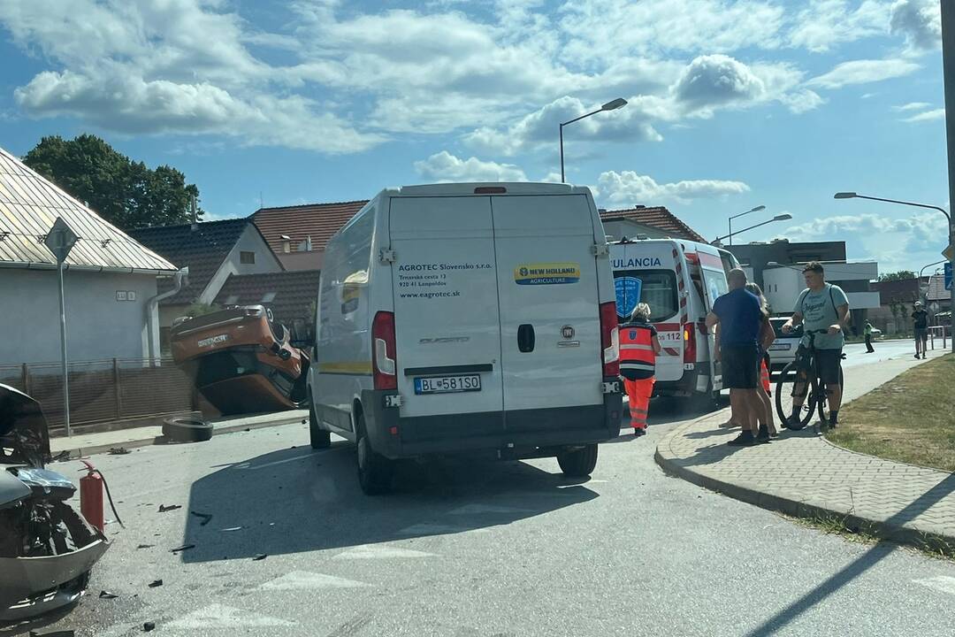 FOTO: Vážna dopravná nehoda v Trenčíne. Auto skončilo prevrátené na streche, foto 3