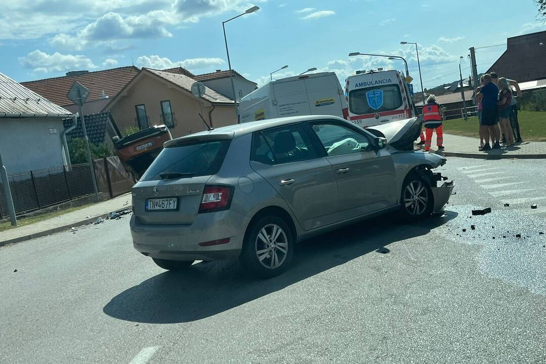 FOTO: Vážna dopravná nehoda v Trenčíne. Auto skončilo prevrátené na streche, foto 4