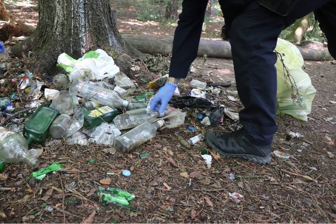 FOTO: Nelegálnu skládku v Dubnici nad Váhom upratovali mestskí policajti, foto 1