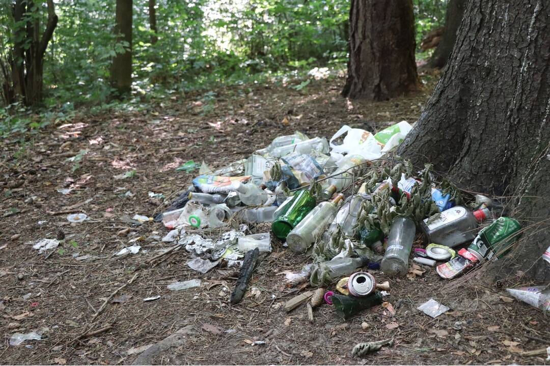 FOTO: Nelegálnu skládku v Dubnici nad Váhom upratovali mestskí policajti, foto 2