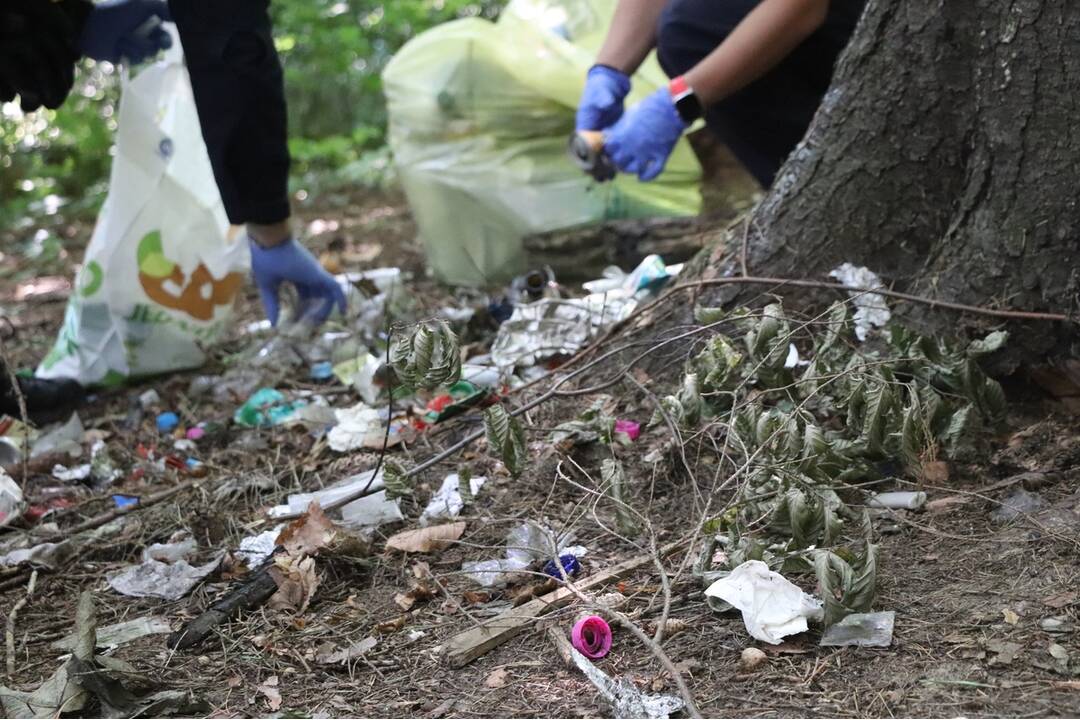 FOTO: Nelegálnu skládku v Dubnici nad Váhom upratovali mestskí policajti, foto 3