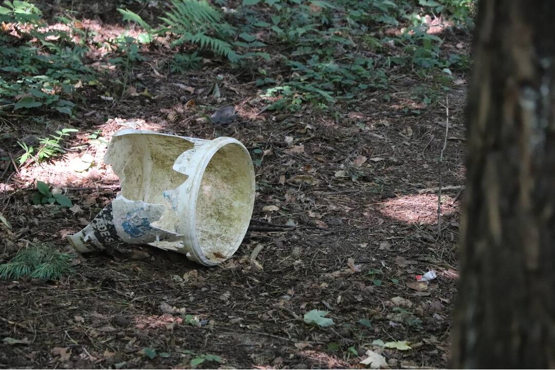 FOTO: Nelegálnu skládku v Dubnici nad Váhom upratovali mestskí policajti, foto 4