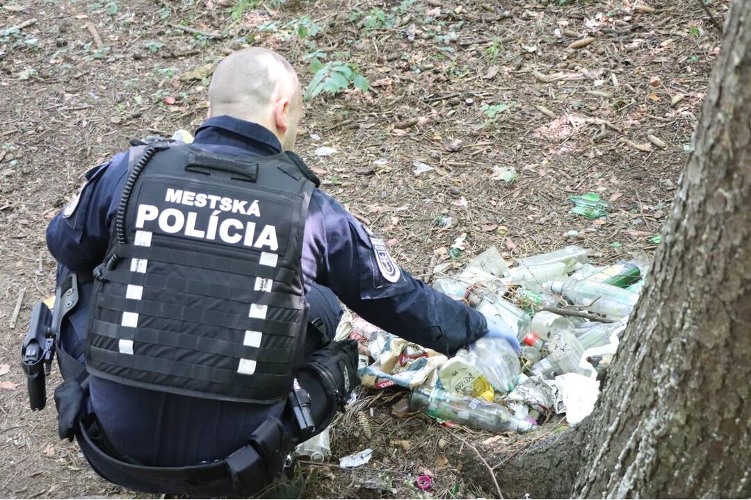 FOTO: Nelegálnu skládku v Dubnici nad Váhom upratovali mestskí policajti, foto 6