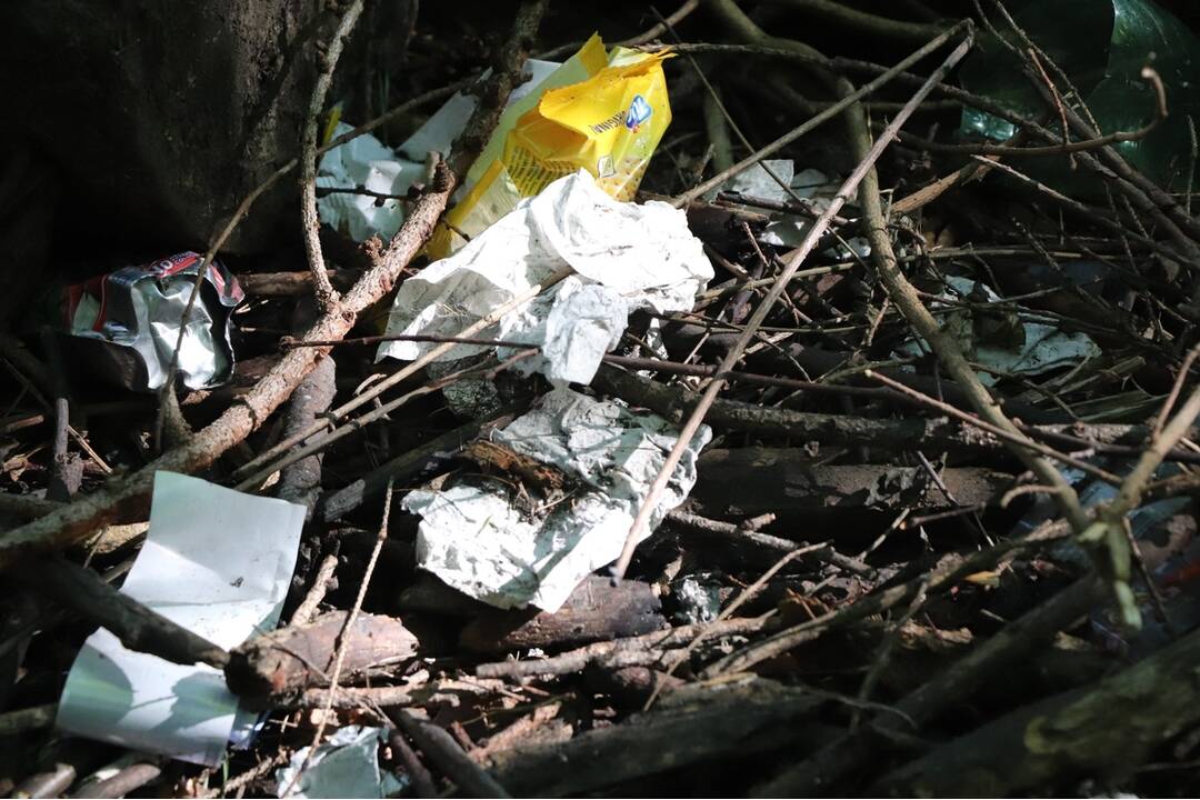 FOTO: Nelegálnu skládku v Dubnici nad Váhom upratovali mestskí policajti, foto 7