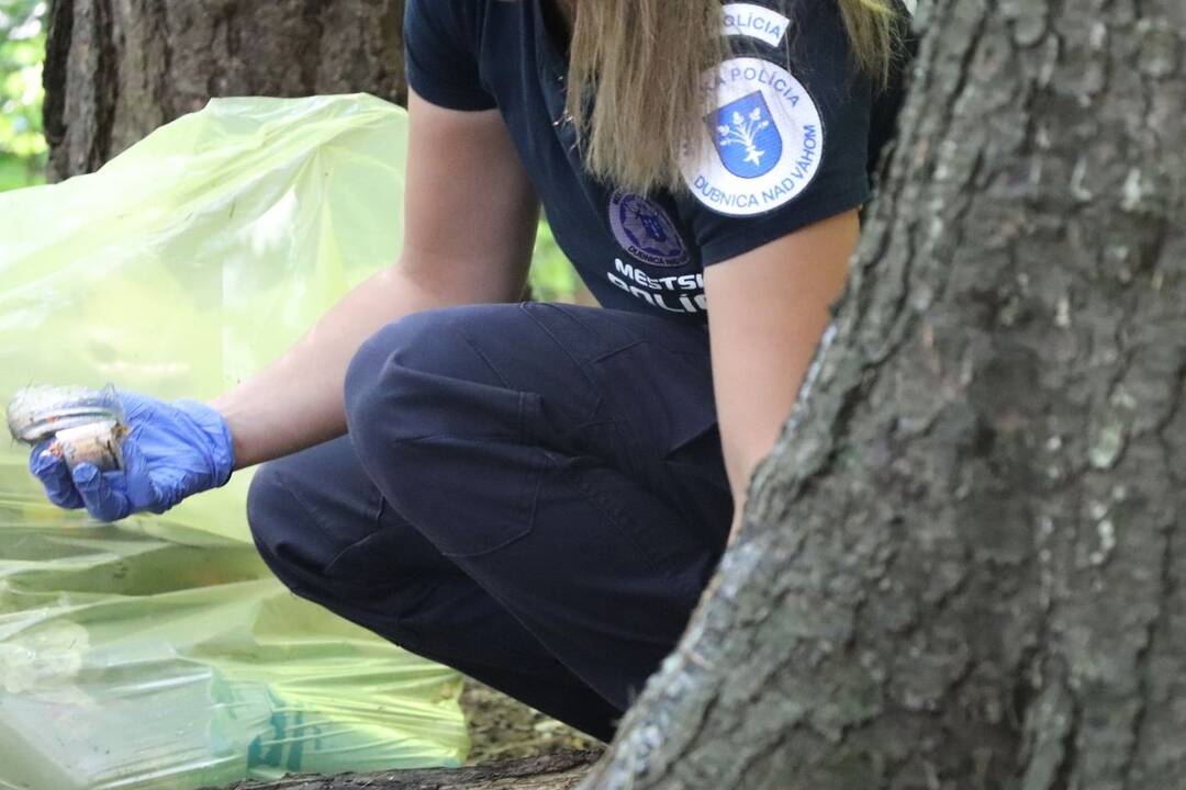 FOTO: Nelegálnu skládku v Dubnici nad Váhom upratovali mestskí policajti, foto 8