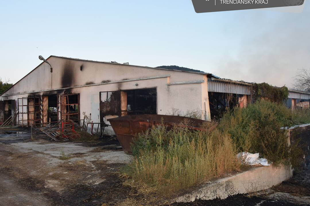 FOTO: V Novom meste zhorela hala so slamou, foto 1