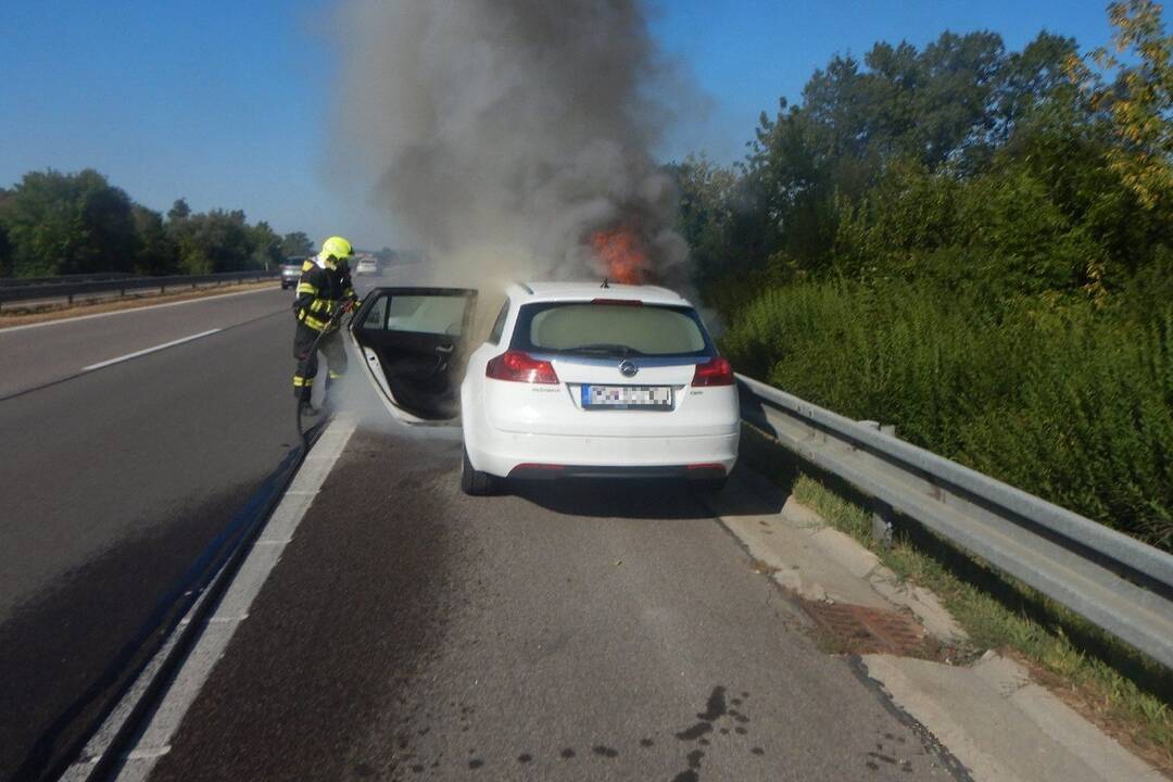 FOTO: Auto na diaľnici zhorelo takmer do tla , foto 1