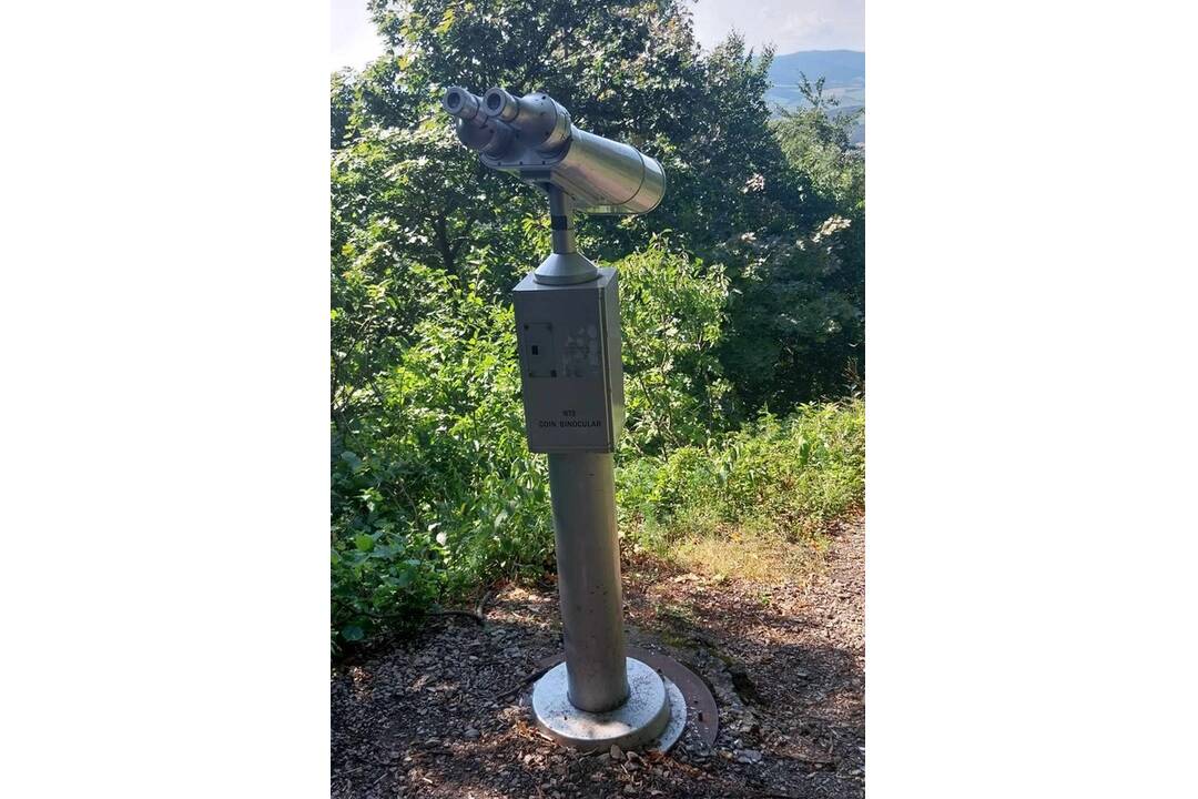 FOTO: Vandali rozbili ďalekohľad v Strážovských vrchoch. Turisti aj Trenčianske Teplice chcú zorganizovať zbierku, foto 1