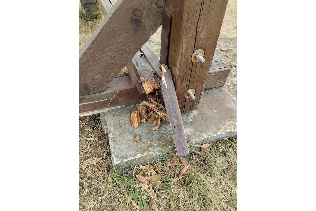 FOTO: Veža v Haluziciach už nie je pre turistov úplne bezpečná, foto 3