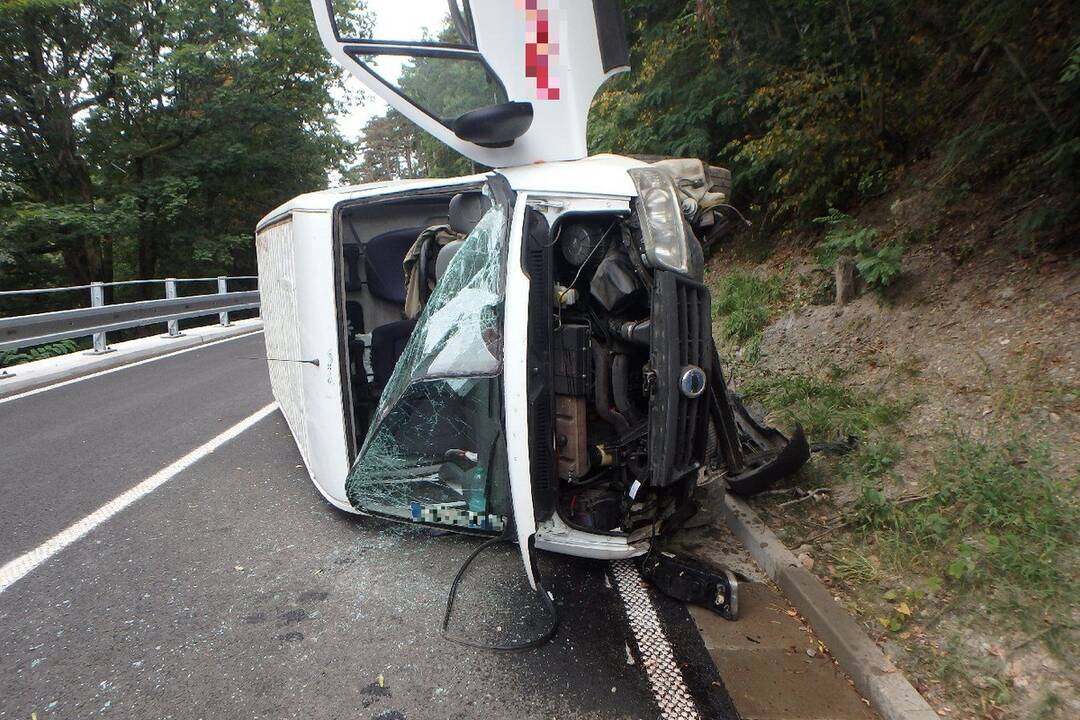 FOTO: Dopravná nehoda na zrekonštruovanej ceste Veľké Uherce–Skýcov pri Partizánskom má prvú nehodu aj zranenie, foto 3