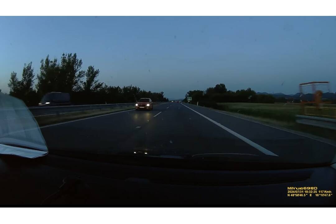 FOTO: Dôchodca jazdil na diaľnici v protismere. Spôsobil dopravnú nehodu, pri ktorej vodička dvakrát prerazila oplotenie, foto 4