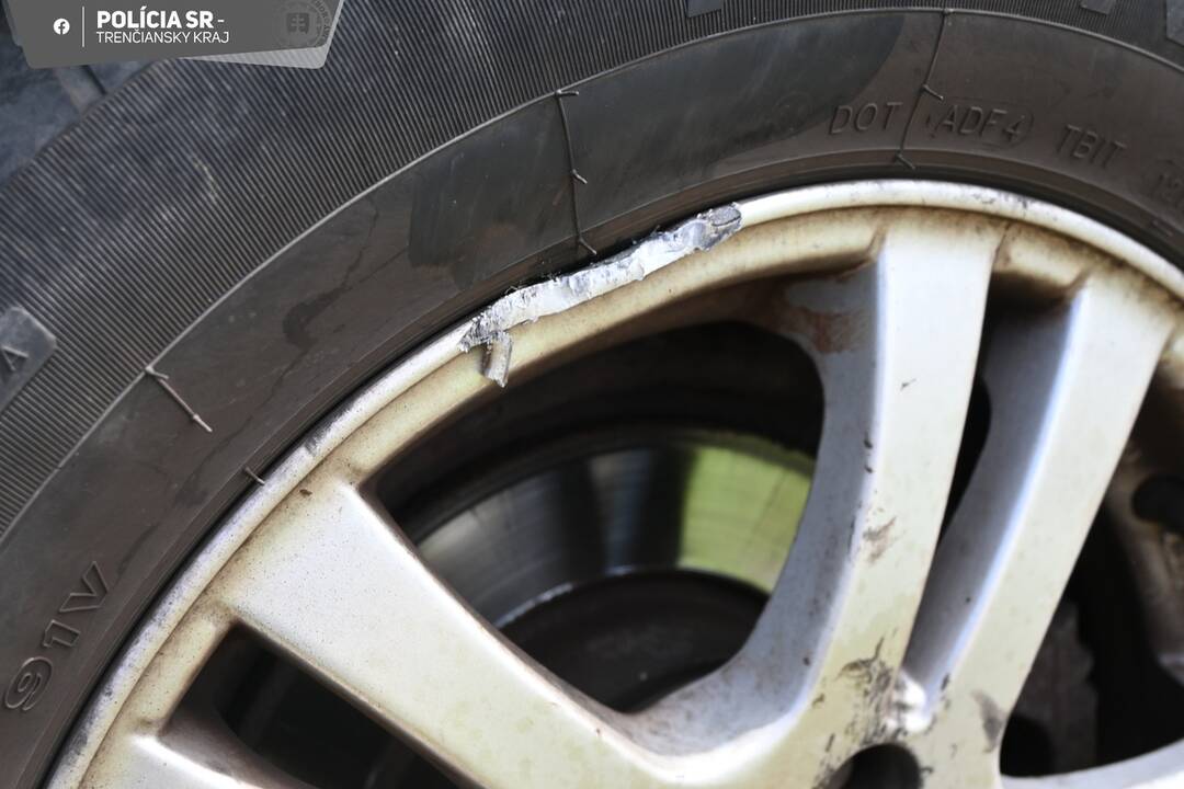 FOTO: Dôchodca na motorke spôsobil nehodu pod vplyvom alkoholu v obci Nitrica , foto 2