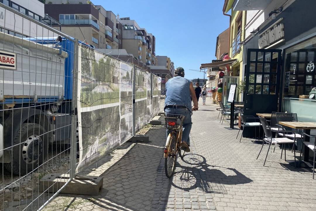 FOTO: V Trenčíne na Hviezdoslavovej ulici dočasne zakázali vjazd zdieľaným kolobežkám Bolt. Stávali sa tam kolízie, foto 1