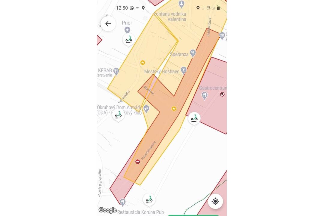 FOTO: V Trenčíne na Hviezdoslavovej ulici dočasne zakázali vjazd zdieľaným kolobežkám Bolt. Stávali sa tam kolízie, foto 4