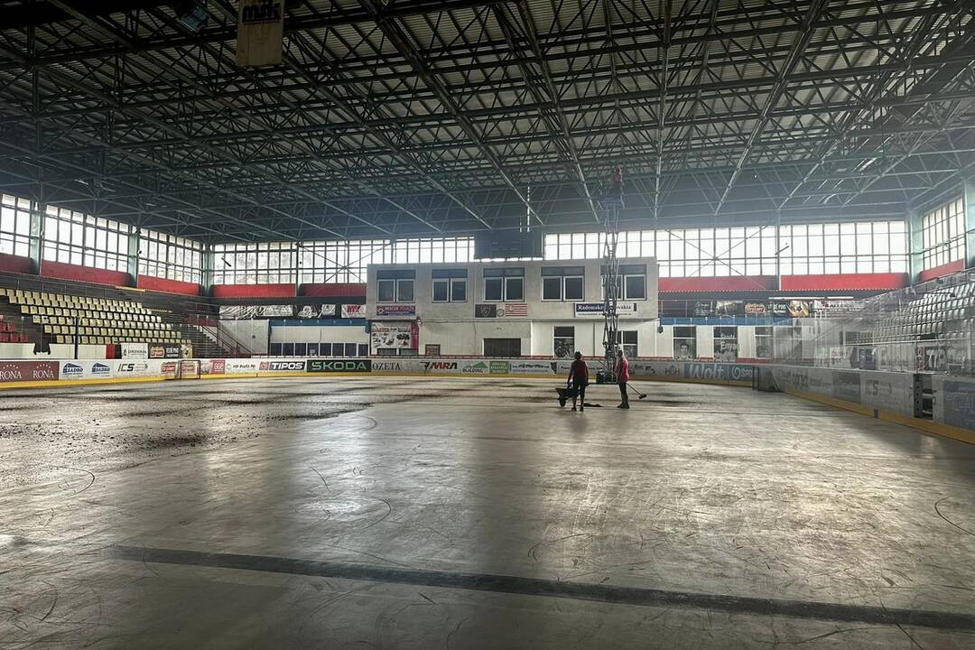 FOTO: Na zemnom štadióne vymenili desaťročné poruchové svetlá , foto 3