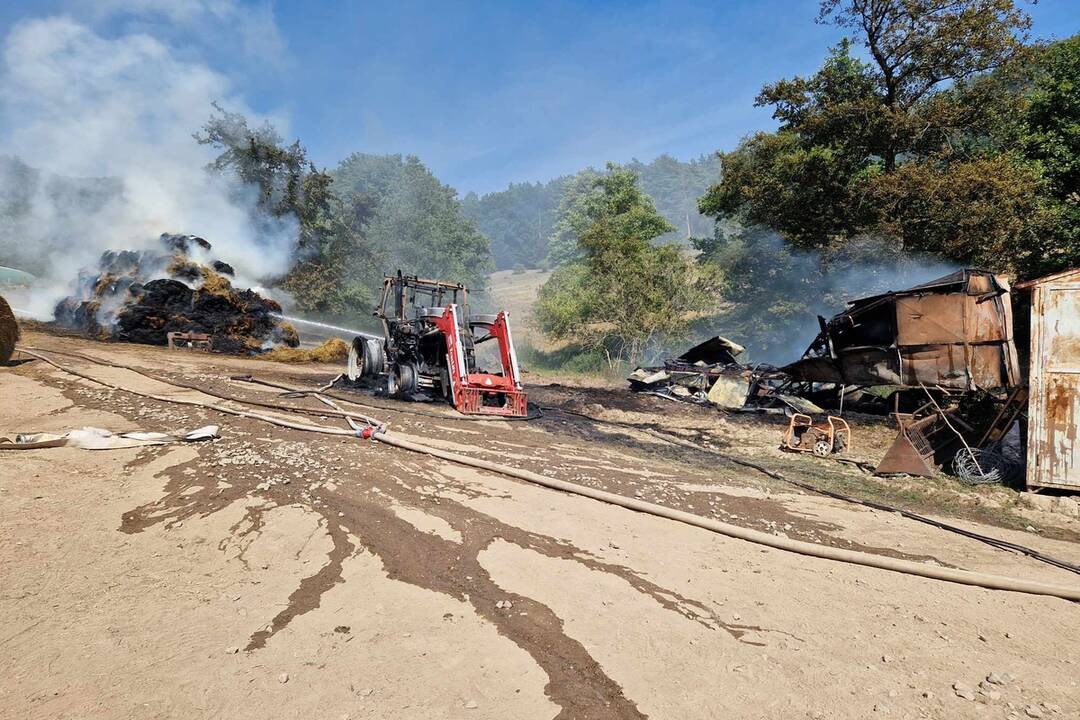 FOTO: Požiar traktora a balíkov sena v hospodárskom objekte medzi obcami Dlžín a Šútovce, foto 1