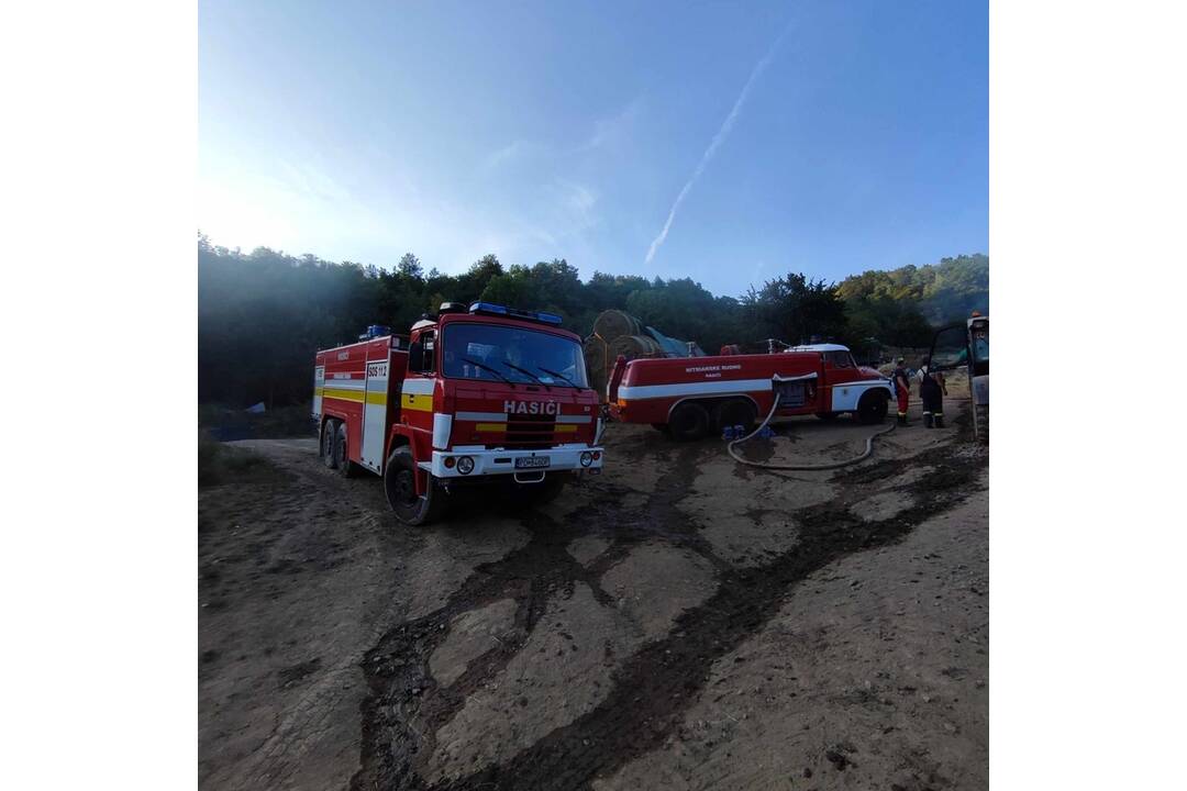 FOTO: Požiar traktora a balíkov sena v hospodárskom objekte medzi obcami Dlžín a Šútovce, foto 2