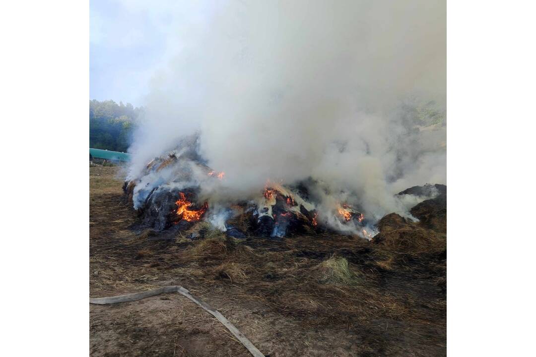 FOTO: Požiar traktora a balíkov sena v hospodárskom objekte medzi obcami Dlžín a Šútovce, foto 3