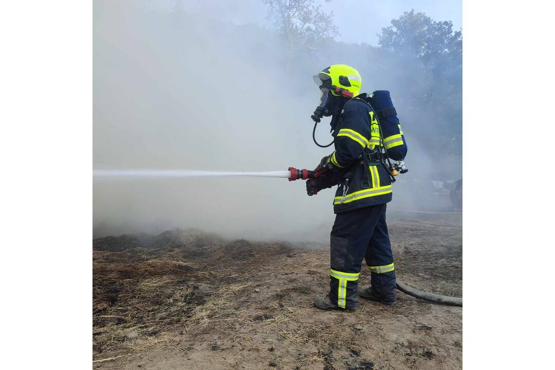 FOTO: Požiar traktora a balíkov sena v hospodárskom objekte medzi obcami Dlžín a Šútovce, foto 4