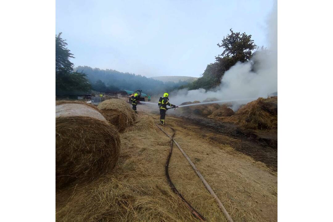 FOTO: Požiar traktora a balíkov sena v hospodárskom objekte medzi obcami Dlžín a Šútovce, foto 6