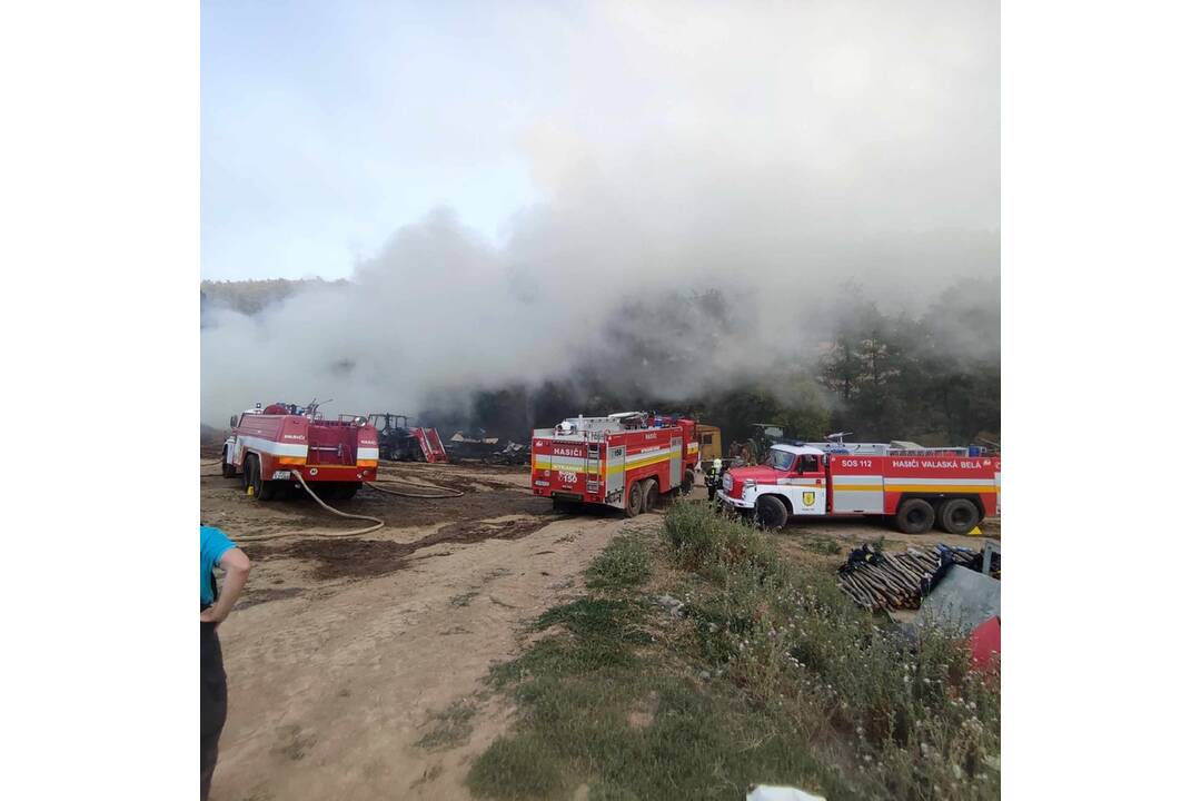FOTO: Požiar traktora a balíkov sena v hospodárskom objekte medzi obcami Dlžín a Šútovce, foto 7