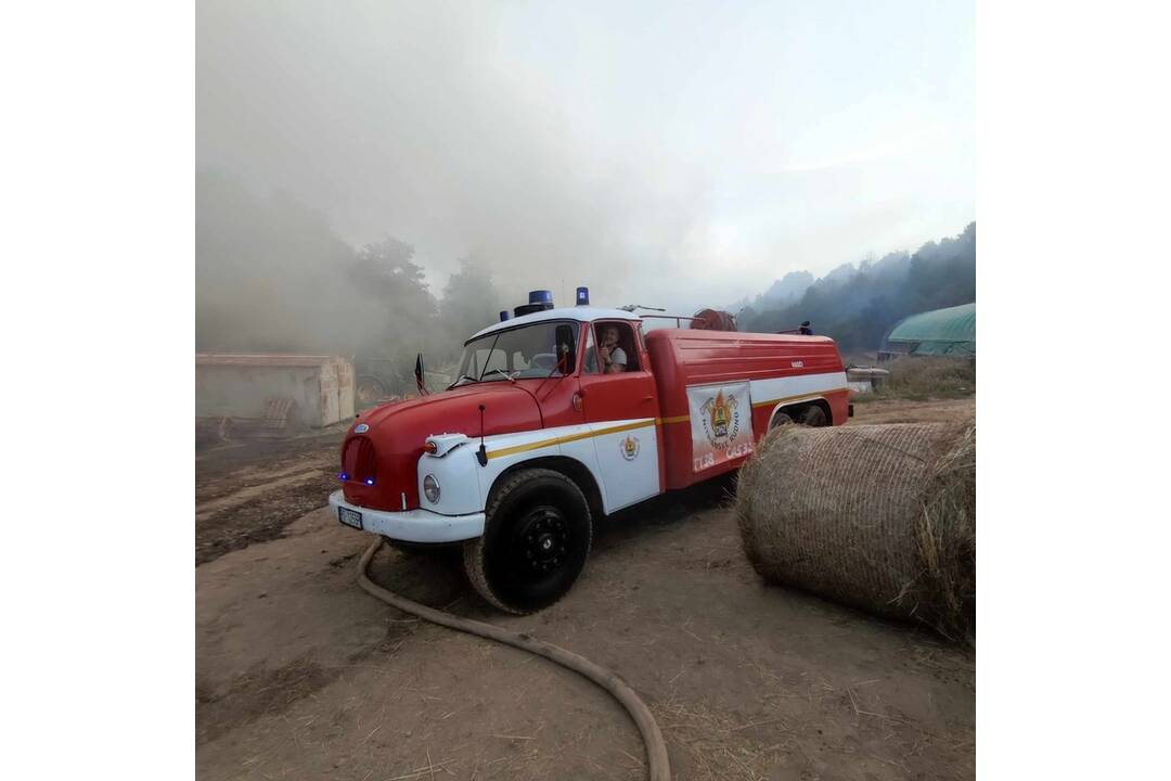 FOTO: Požiar traktora a balíkov sena v hospodárskom objekte medzi obcami Dlžín a Šútovce, foto 8
