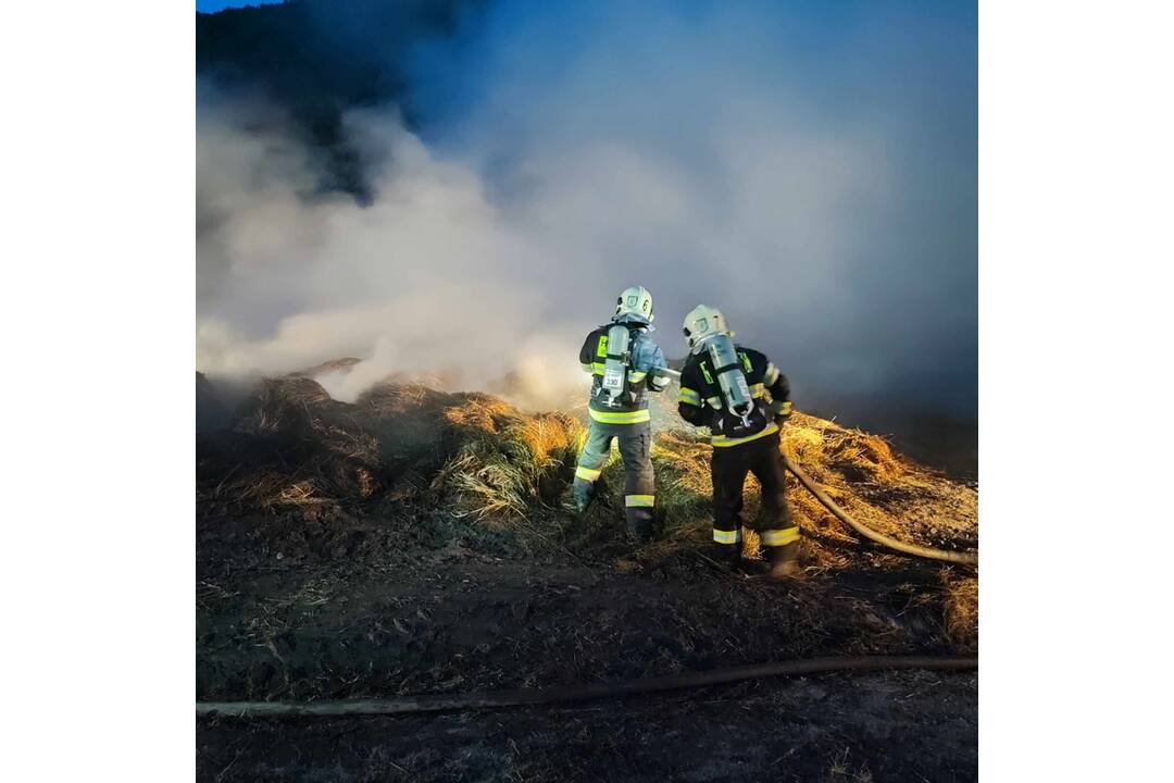 FOTO: Požiar traktora a balíkov sena v hospodárskom objekte medzi obcami Dlžín a Šútovce, foto 10