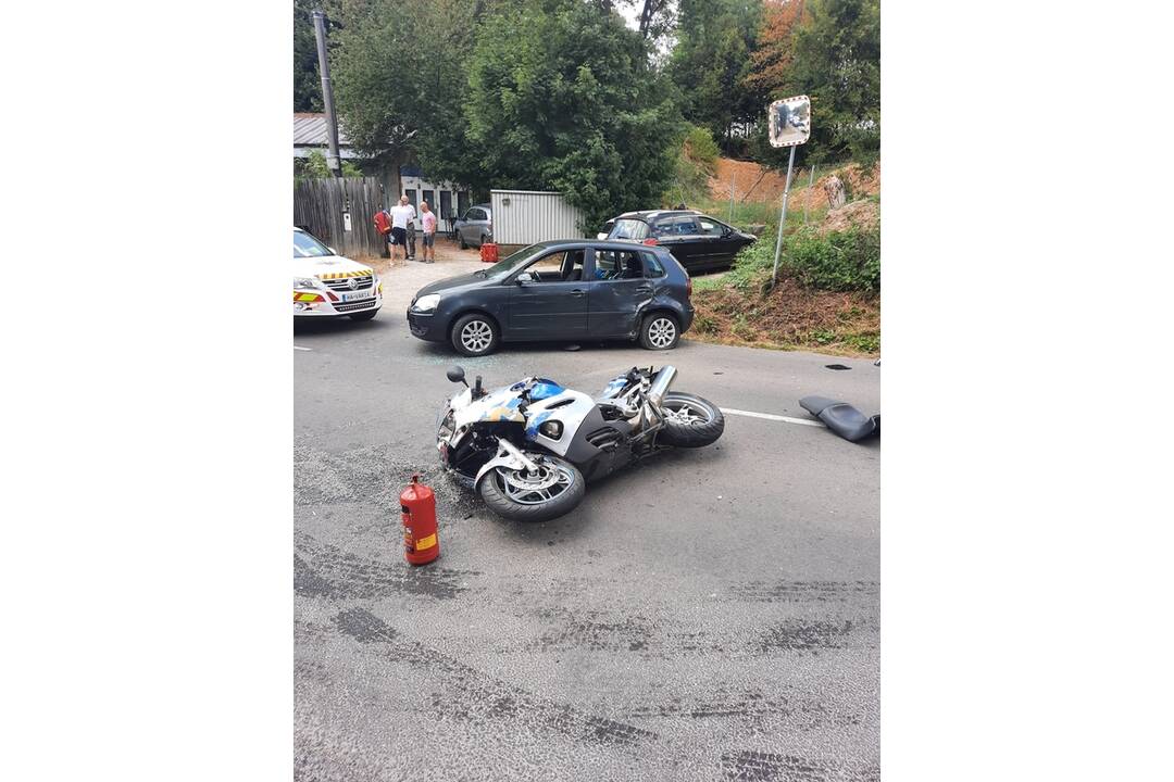 FOTO: Pri nehode motocykla s osobným autom medzi Nitrianskym Pravnom a Tužinou sa zranilo aj dieťa, foto 2