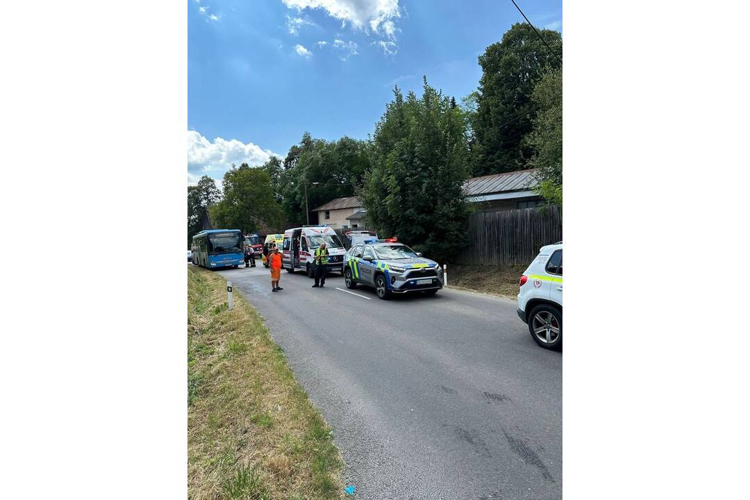 FOTO: Pri nehode motocykla s osobným autom medzi Nitrianskym Pravnom a Tužinou sa zranilo aj dieťa, foto 3