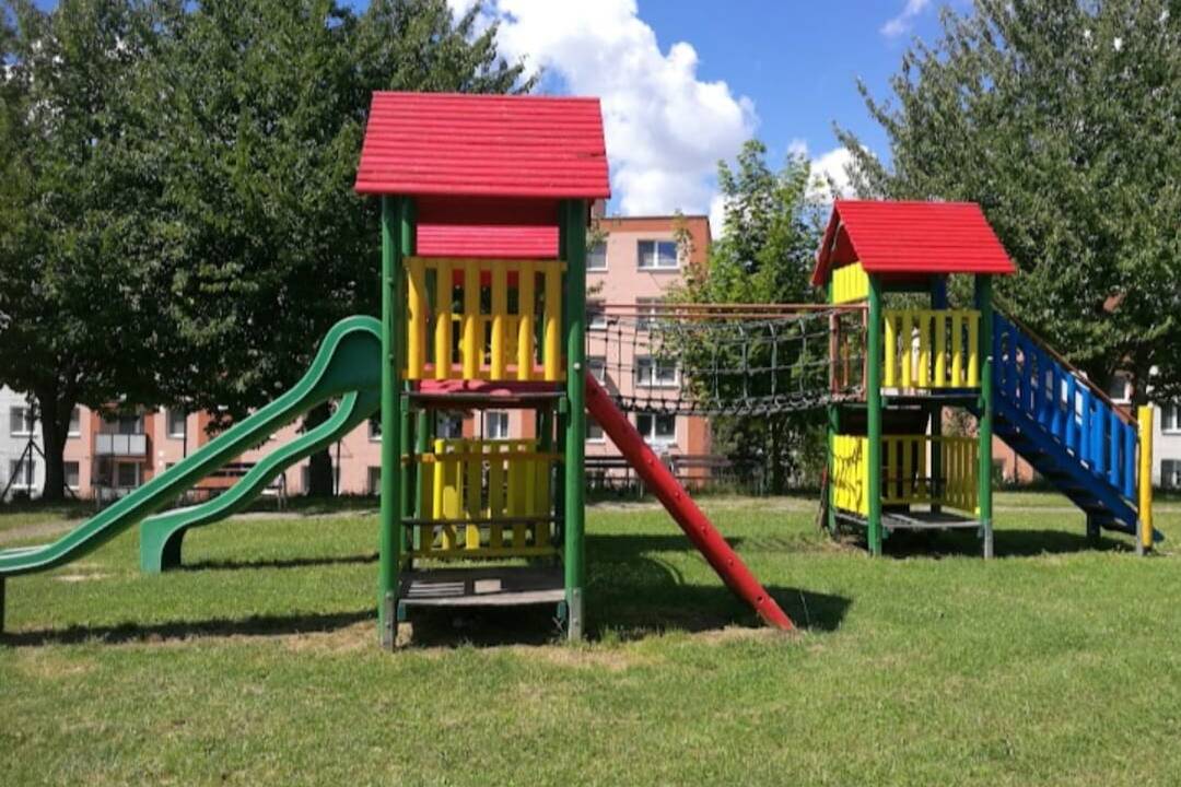 FOTO: Detské ihriská v Myjave v alarmujúcom stave: Plné špakov, skla a fliaš od alkoholu, foto 1