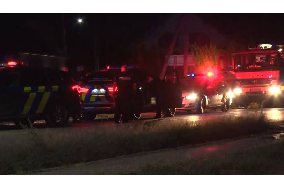 FOTO: Muža museli zo zamknutého domu násilne odviesť kukláči, foto 2