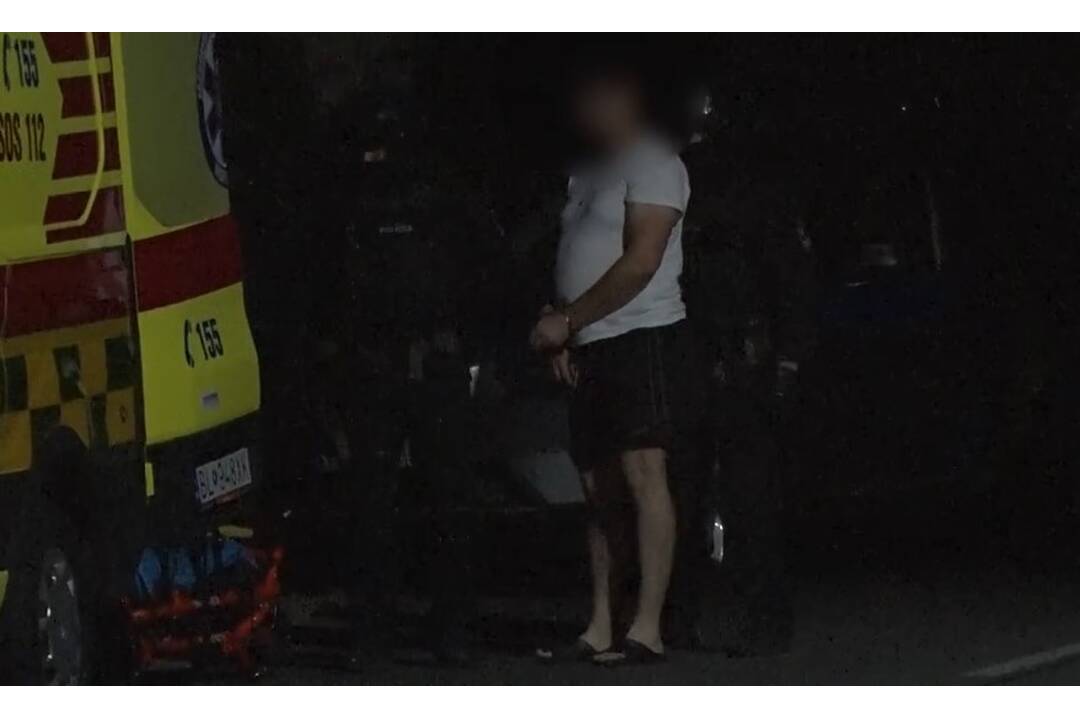 FOTO: Muža museli zo zamknutého domu násilne odviesť kukláči, foto 4