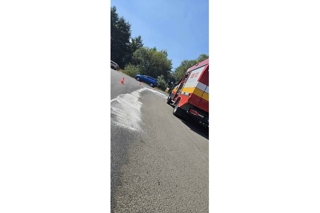 FOTO: Nebezpečná látka na ceste pri Prievidzi, foto 3