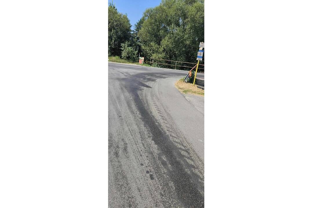 FOTO: Nebezpečná látka na ceste pri Prievidzi, foto 1