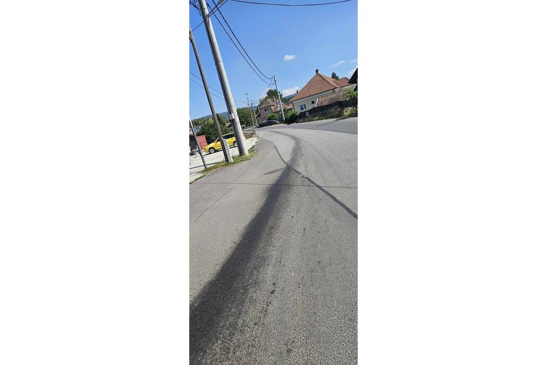 FOTO: Nebezpečná látka na ceste pri Prievidzi, foto 2