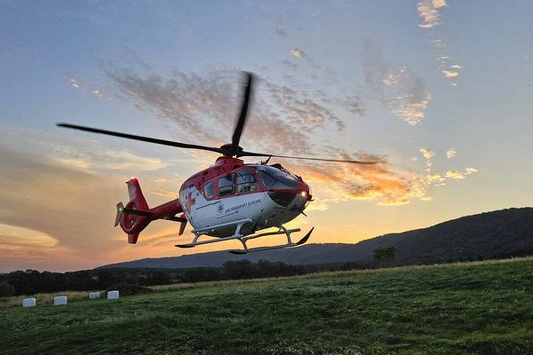 FOTO: Cyklistu musel po páde odviesť z Klokočova vrtuľník, foto 1