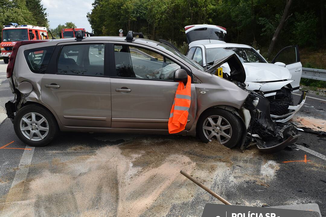 FOTO: Polícia riešila nehodu troch áut, foto 1