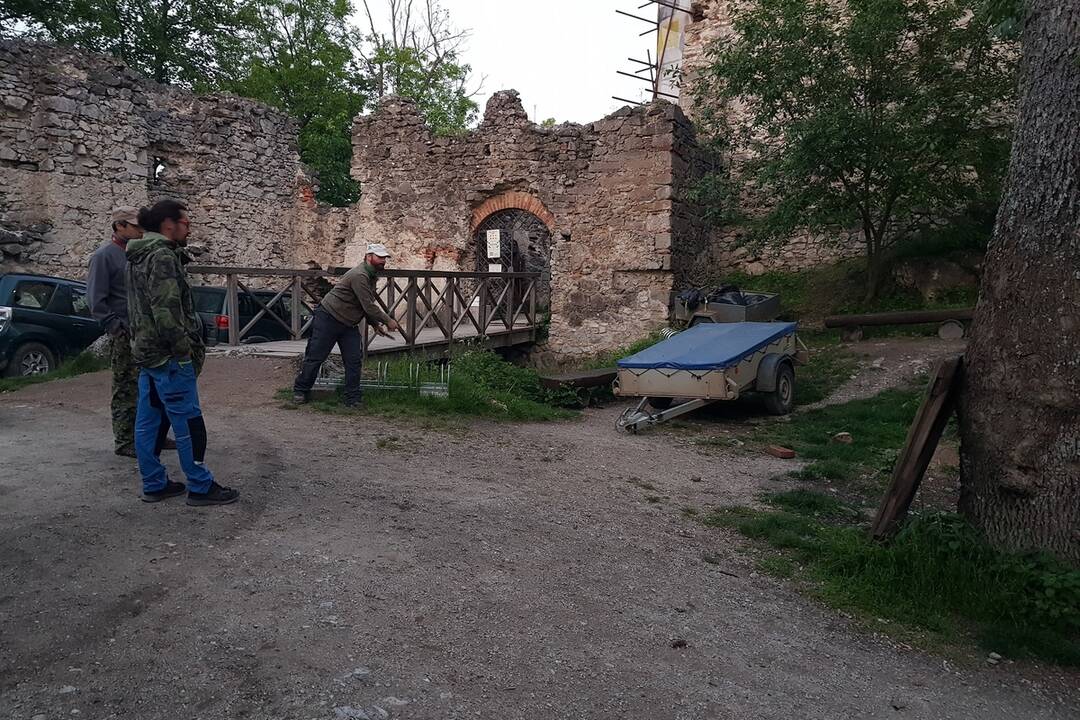 FOTO: Muž poškodil cestu na hrad Tematín, foto 2