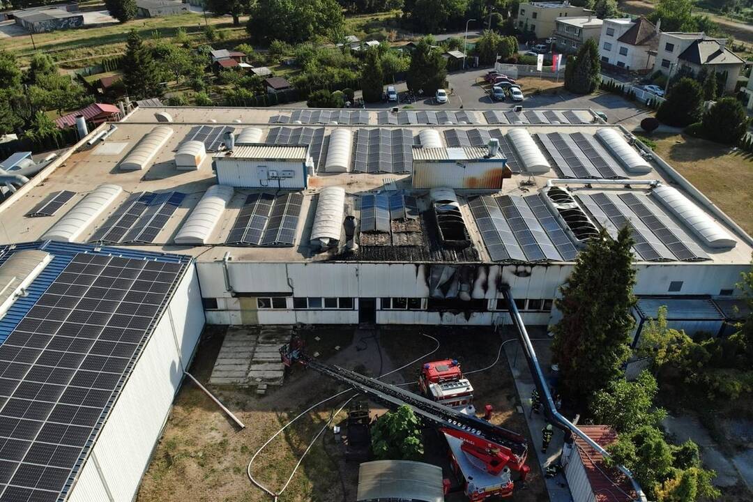 FOTO: Požiar výrobnej haly v Partizánskom má státisícové škody. Nikto sa však nezranil, foto 1