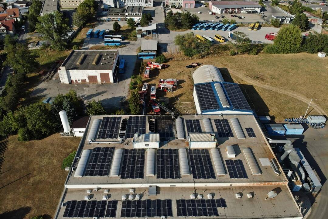FOTO: Požiar výrobnej haly v Partizánskom má státisícové škody. Nikto sa však nezranil, foto 3