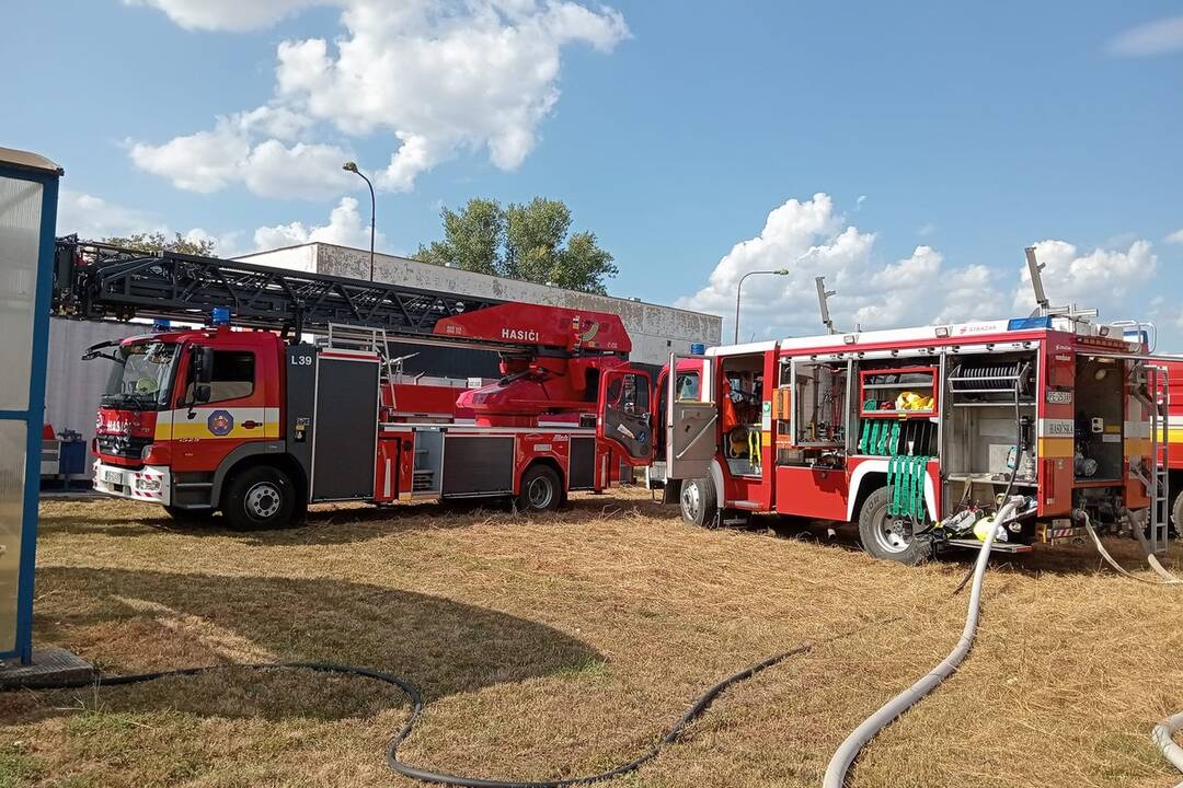 FOTO: Požiar výrobnej haly v Partizánskom má státisícové škody. Nikto sa však nezranil, foto 7
