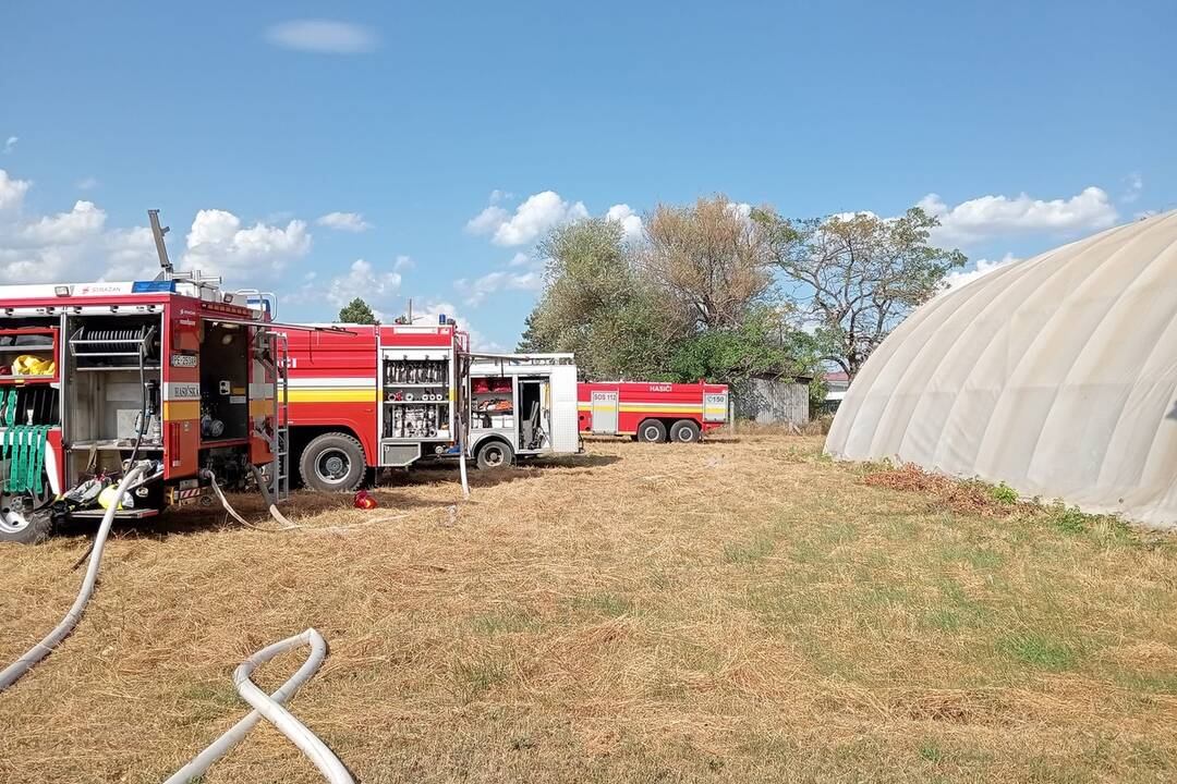 FOTO: Požiar výrobnej haly v Partizánskom má státisícové škody. Nikto sa však nezranil, foto 8