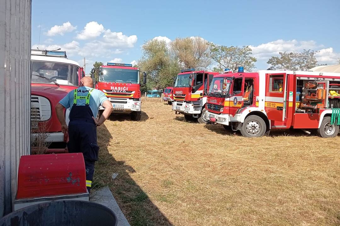 FOTO: Požiar výrobnej haly v Partizánskom má státisícové škody. Nikto sa však nezranil, foto 9