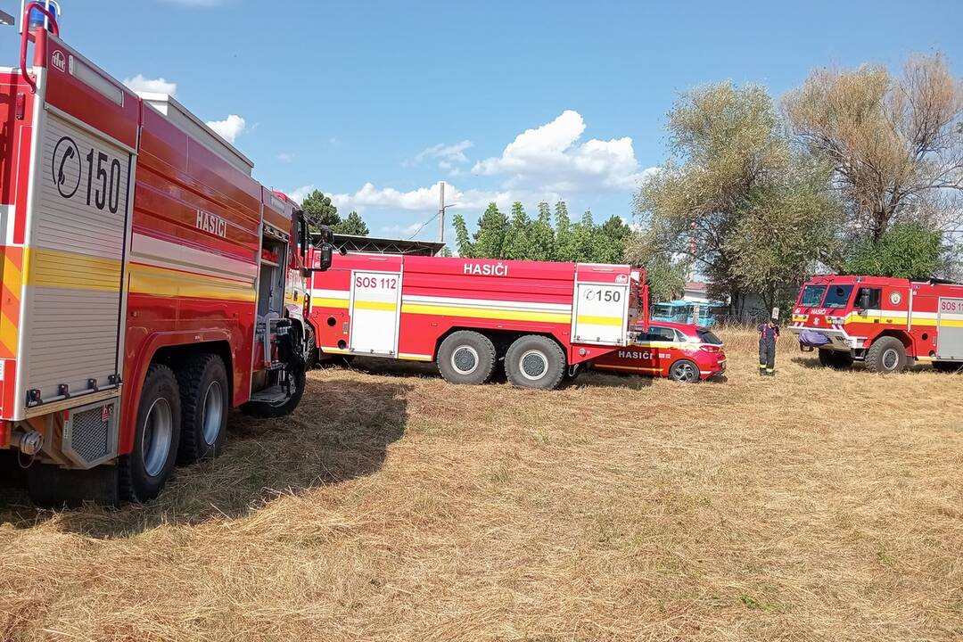 FOTO: Požiar výrobnej haly v Partizánskom má státisícové škody. Nikto sa však nezranil, foto 10
