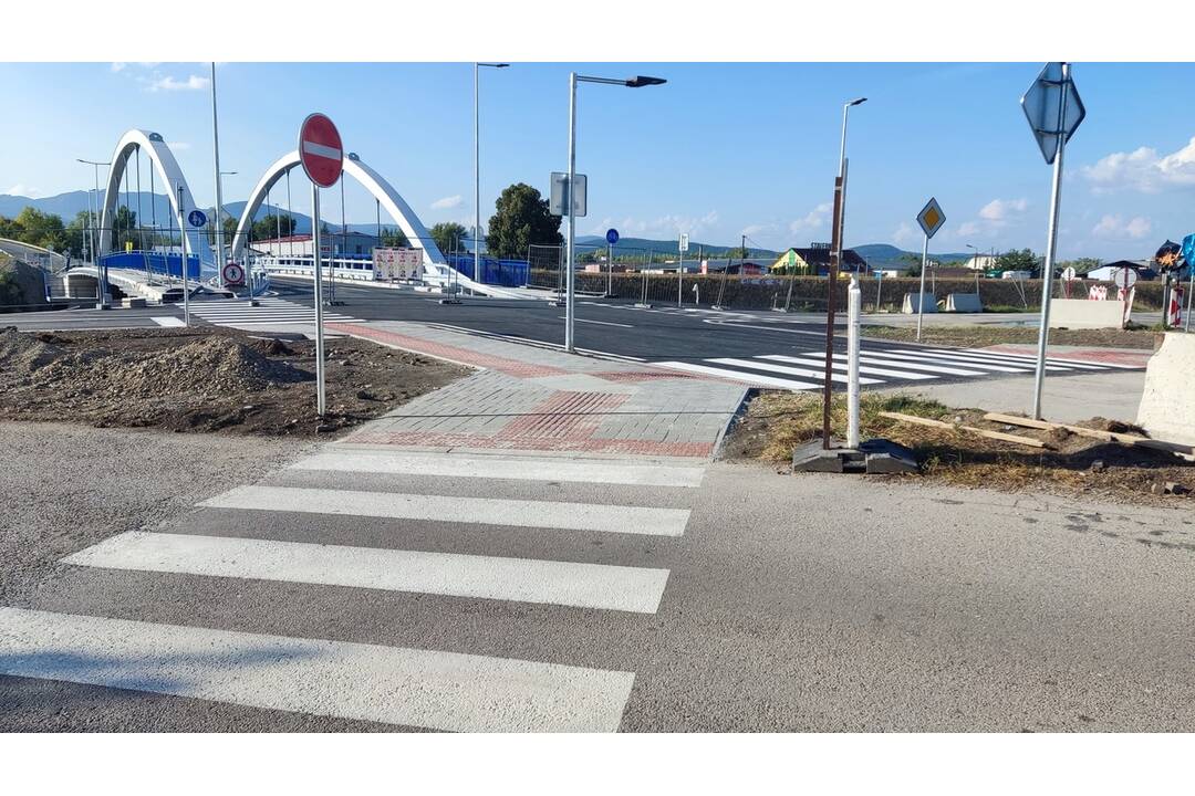 FOTO: Výstavba mostu ponad Vážsky kanál v Ilave finišuje. Otvoriť sa ho chystajú v septembri, foto 2