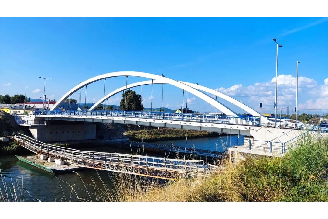 FOTO: Výstavba mostu ponad Vážsky kanál v Ilave finišuje. Otvoriť sa ho chystajú v septembri, foto 4