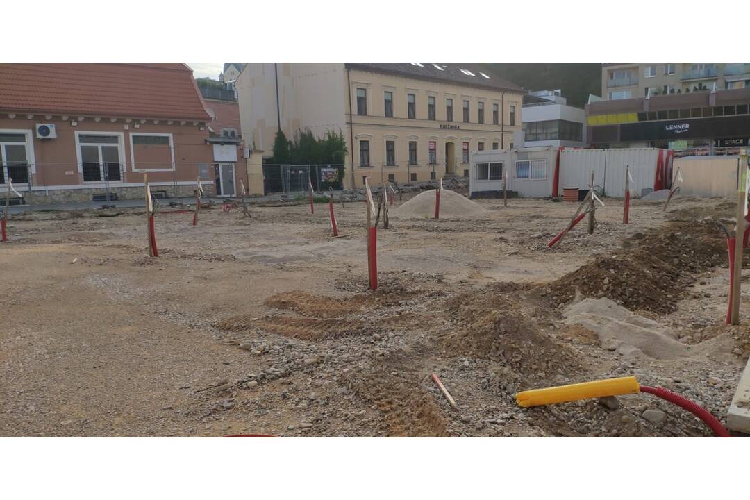 FOTO: Práce na rekonštrukcií Trenčianskeho námestia napredujú , foto 1